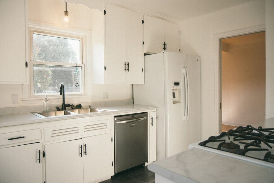 Main Floor Kitchen - 4425 York Ave N