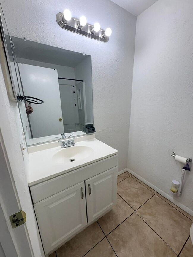 Building Photo - 1/1 Condo for Rent in Fort Myers