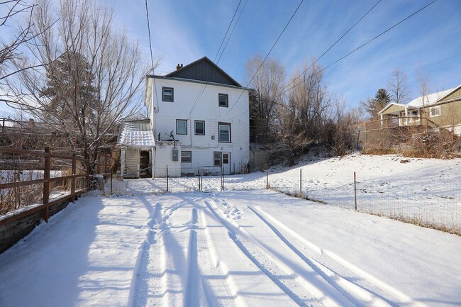 Building Photo - 703 S Main/Units 1-3