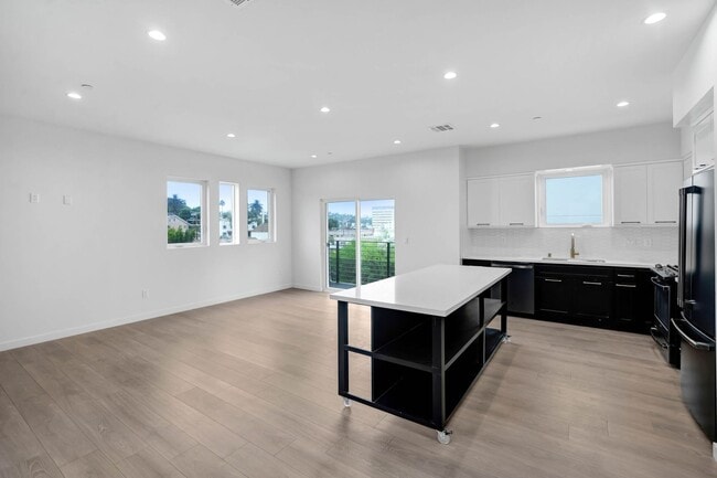 Building Photo - 5 Bedroom / 4 bathroom Fully Detached Townhouse in Echo Park with Private Garage