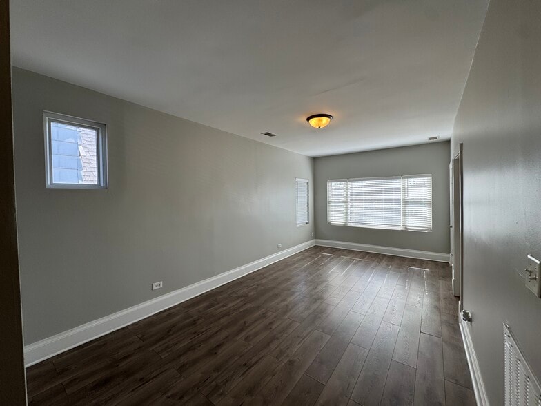 Building Photo - 5410 W Wrightwood Ave