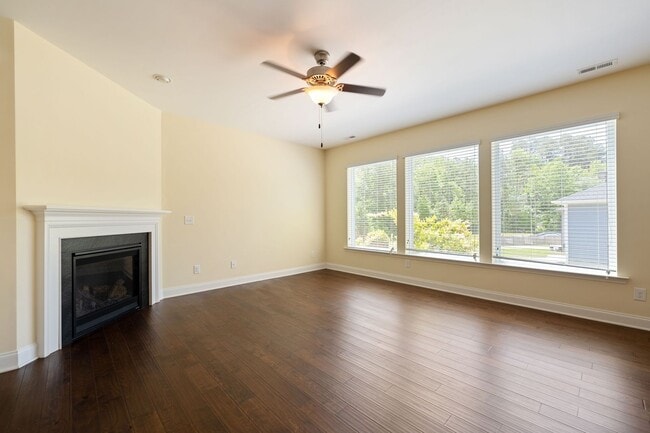 Building Photo - Available June 1!! Beautiful and Bright 4 Bedroom + 2.5 bath home with Loft & Open Floor Plan!