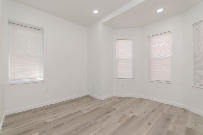 Building Photo - Modern & Renovated apartment with in-unit washer & dryer