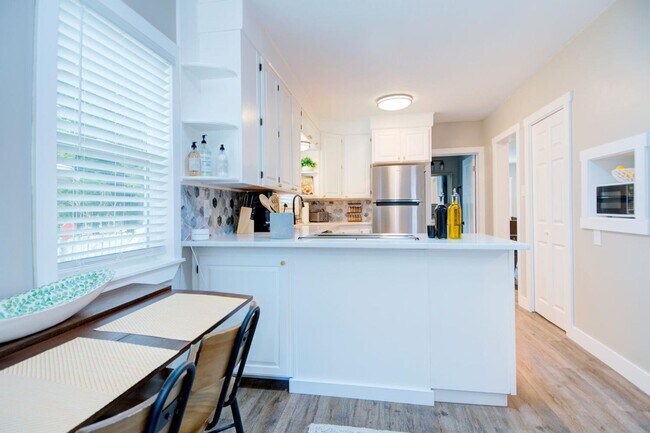 Building Photo - Remodeled Detached Cottage with Fenced Yard! Pet Friendly!