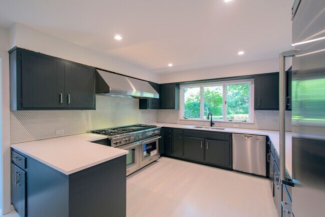 Building Photo - 477 Little Plains Rd
