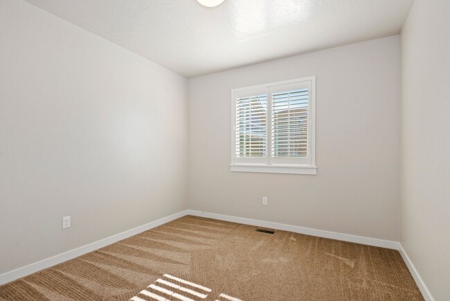 Building Photo - Newer 3 Bedroom Home in Kuna _ Pet Friendl...