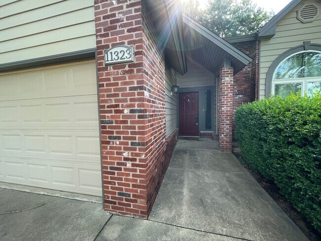 Building Photo - 4 bedroom, 2 1/2 bath, 2 car garage located in the quiet Summit View subdivision.