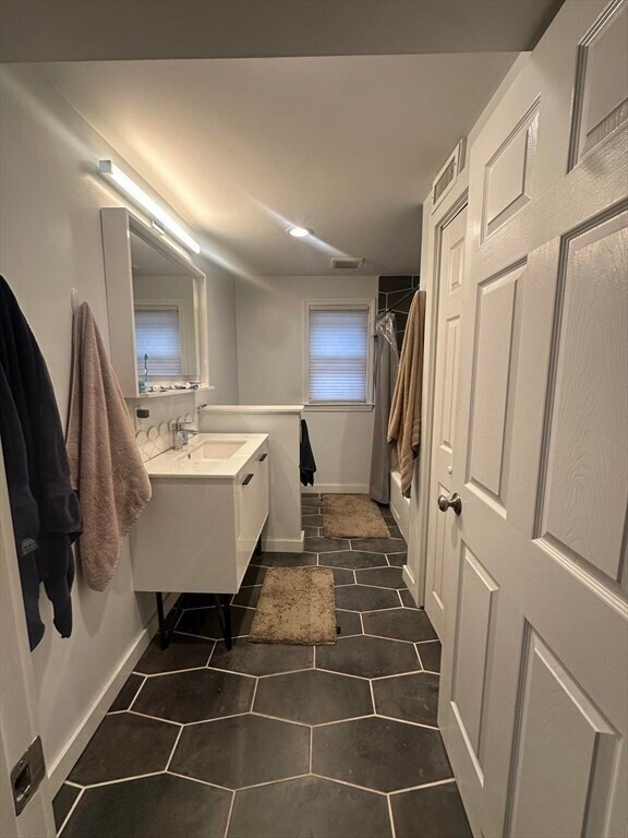 Building Photo - 21 Swan Ave