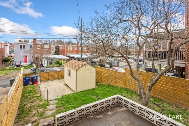 Building Photo - Professionally Managed  & Recently Renovat...