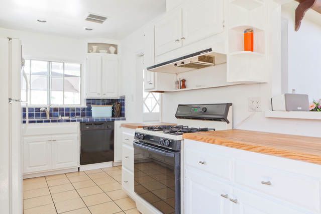 Kitchen - 22427 Clarendon St