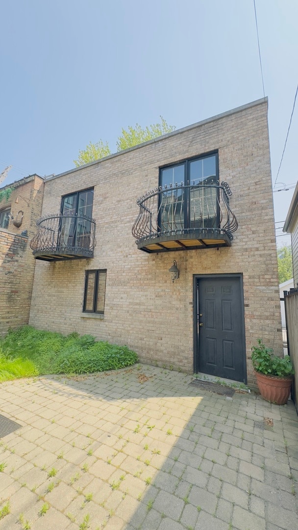 Building Photo - 1745 W Cornelia Ave