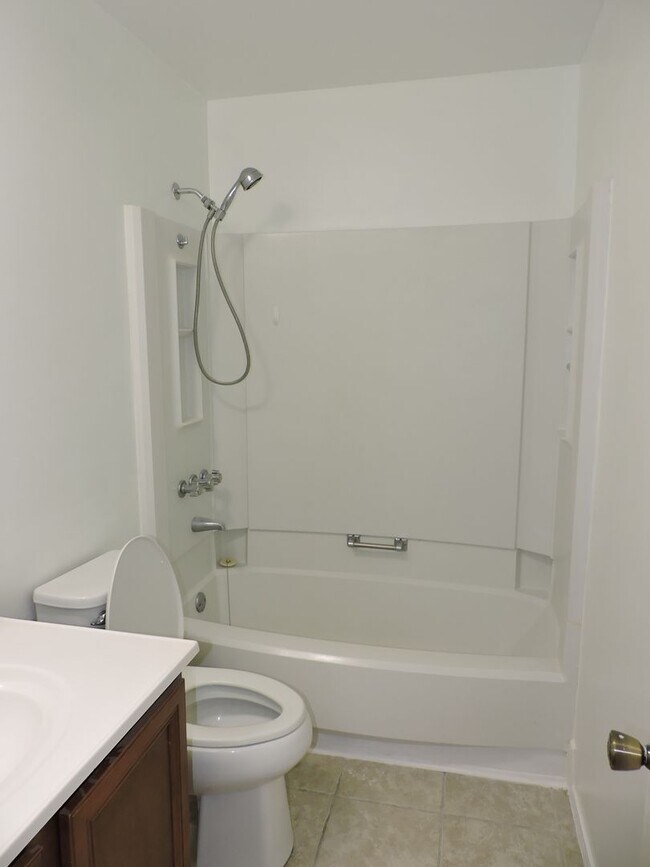 Building Photo - Easy access to interstate, shopping & down...