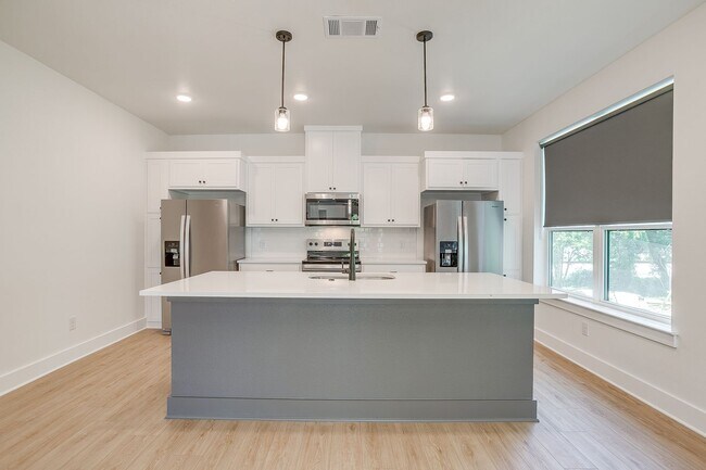 Building Photo - 2335 Benbrook Blvd