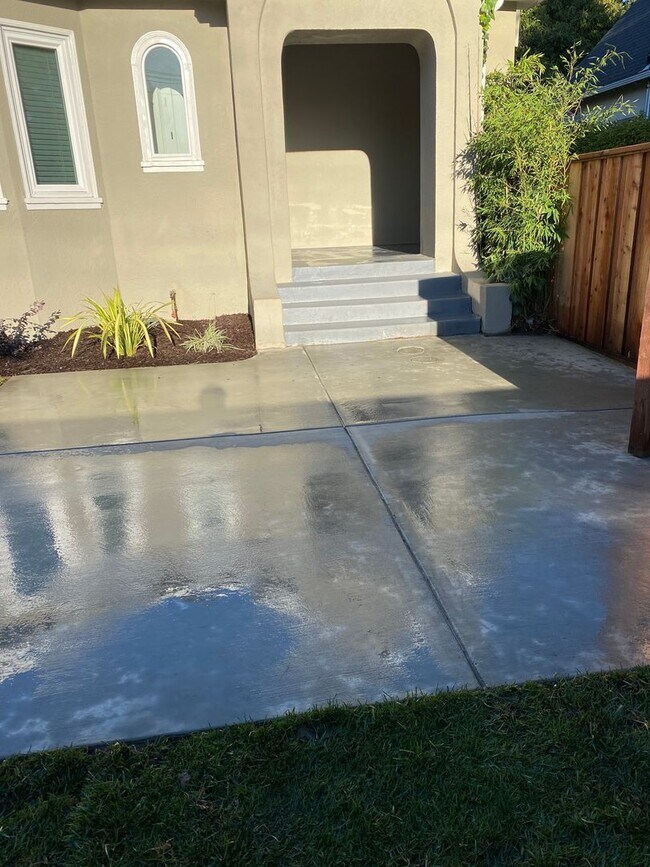 Building Photo - 616 N Claremont St