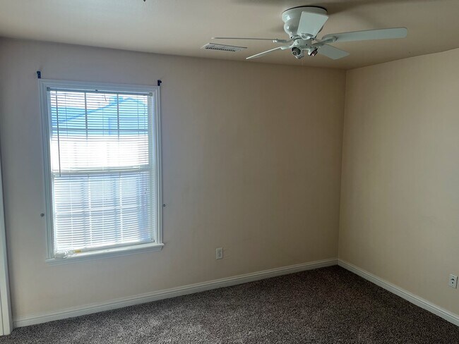 Building Photo - 104 Blue Dr