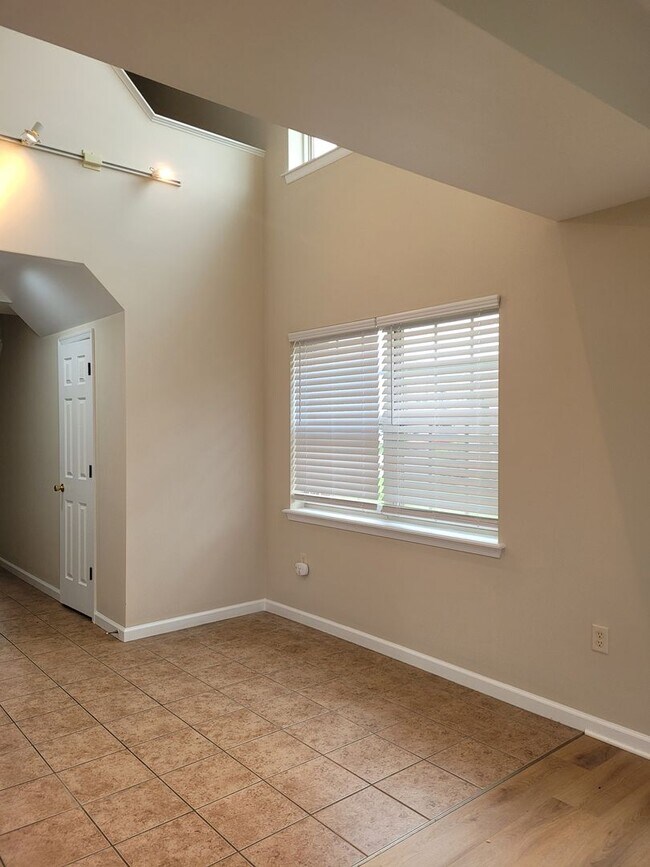 Building Photo - 2029 Powell Dr