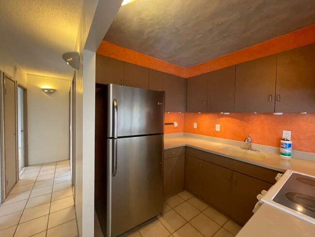 Building Photo - 2 Bedroom 1.5 Bathroom at Keoni Ana Waikik...