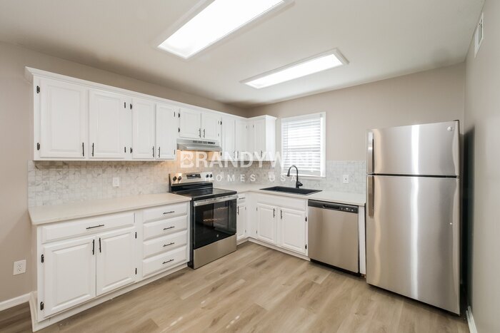 Building Photo - 941 NE Bristol Dr