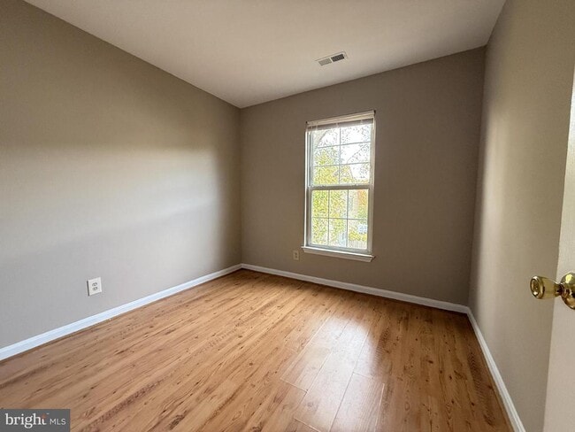 Building Photo - 16926 Point Pleasant Ln