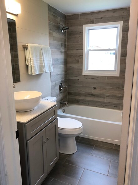 Building Photo - 1561 W 40th St