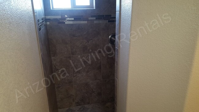 Building Photo - BEAUTIFUL RV GARAGE HOME