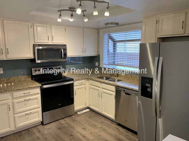 Building Photo - 7565 S Cove Cir
