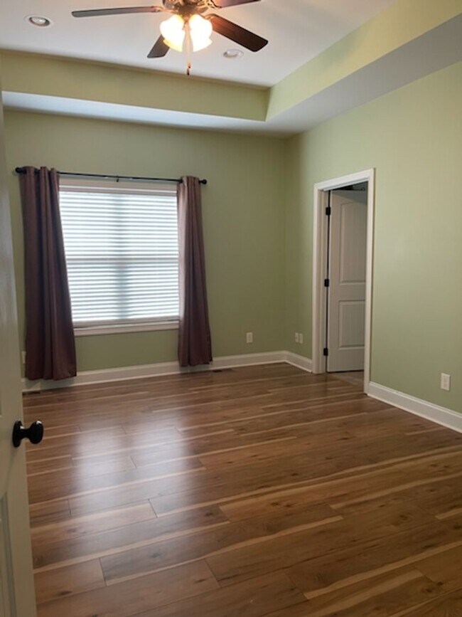 Building Photo - Move In Ready!!