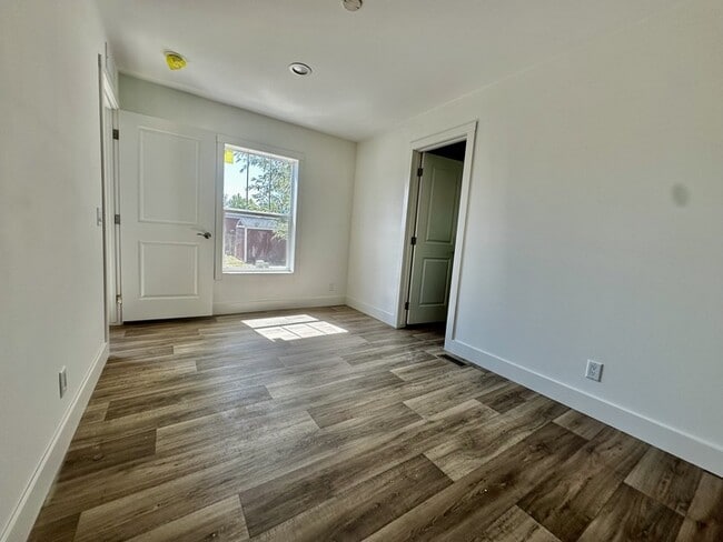 Building Photo - 16 Rainier St N