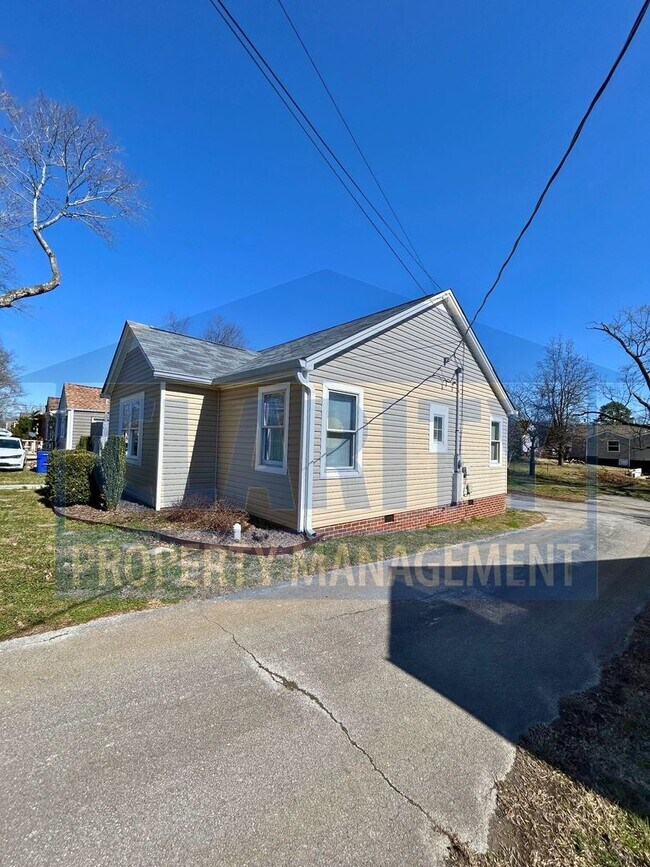 Building Photo - 1102 Georgetown Rd NW