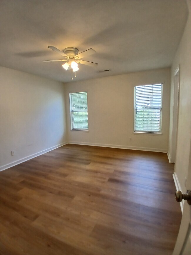 Building Photo - 124 Mallard Dr
