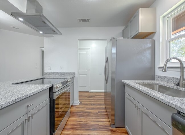 Building Photo - 3022 Homewood Pl