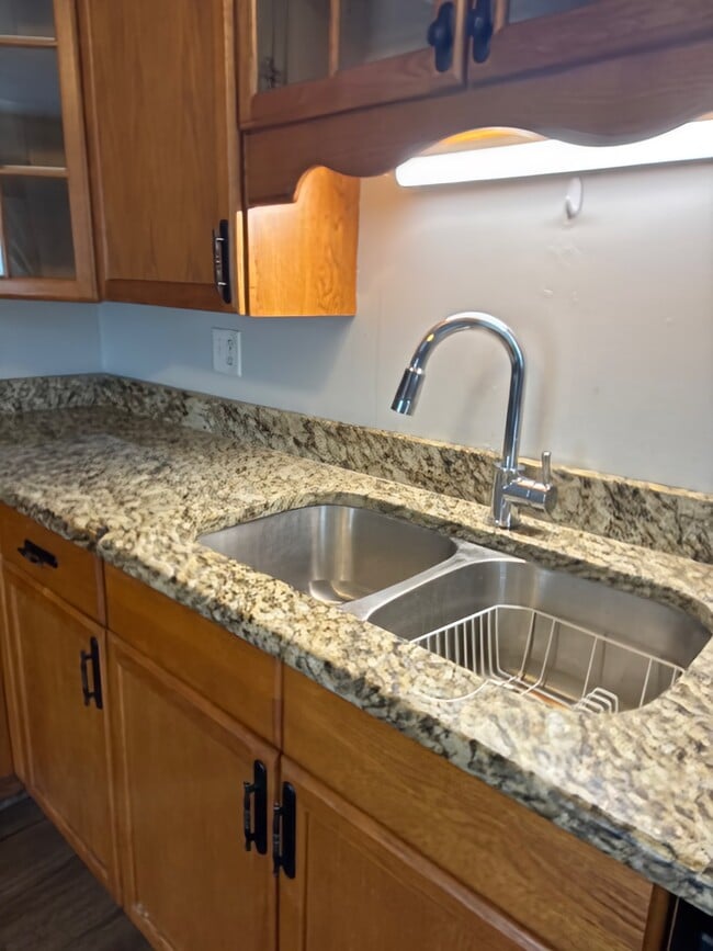 Building Photo - 905 Brentwood Dr