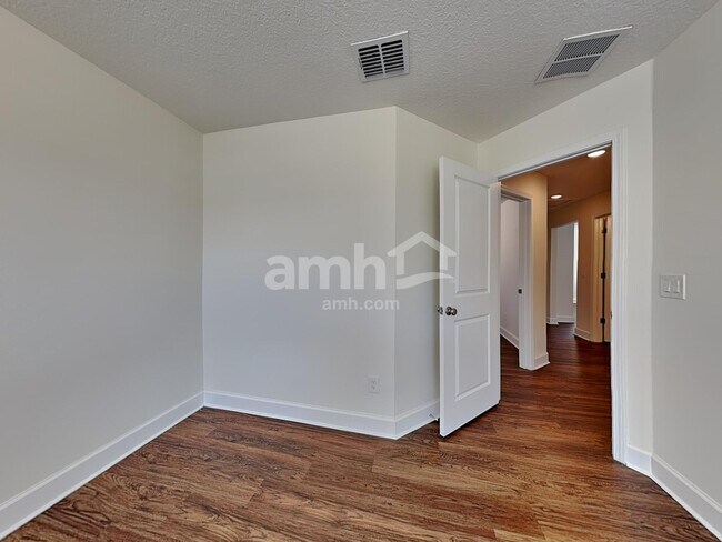 Building Photo - 2433 S Park Ave