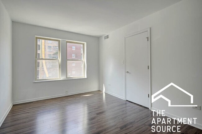 Building Photo - 925 W Carmen Ave