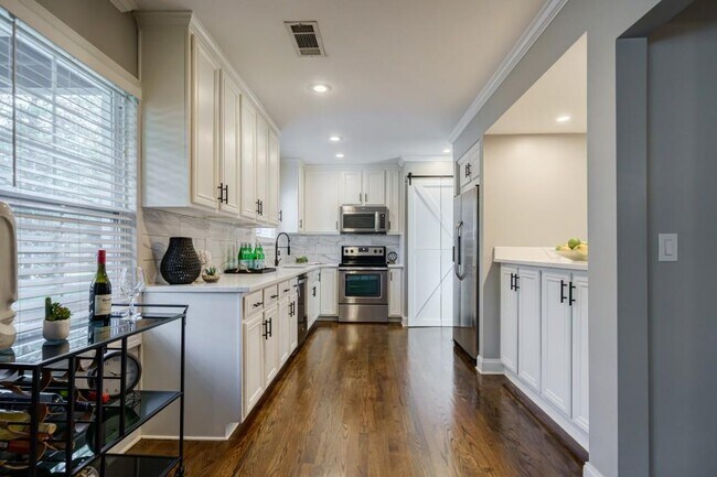 Building Photo - 995 Lindbergh Drive NE