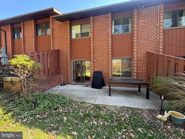 Building Photo - 1002 Worthington Dr