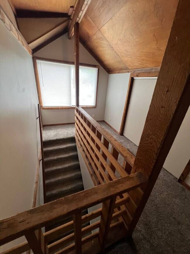 Building Photo - Large 5 bedroom house close to campus for ...