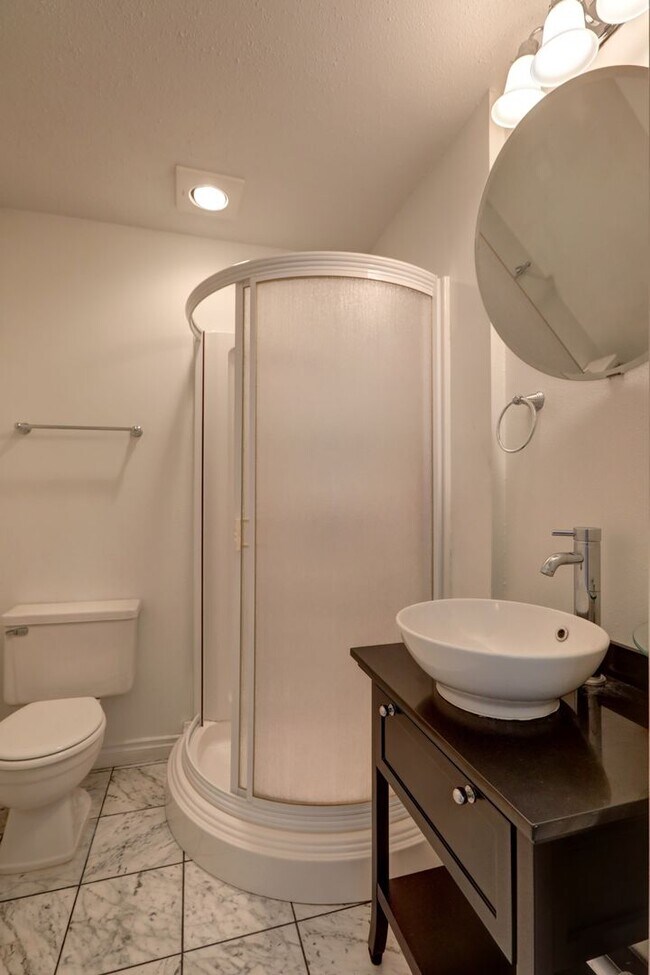 Building Photo - Stunning 3BR 1.75 BA Sammamish Home.  Rece...