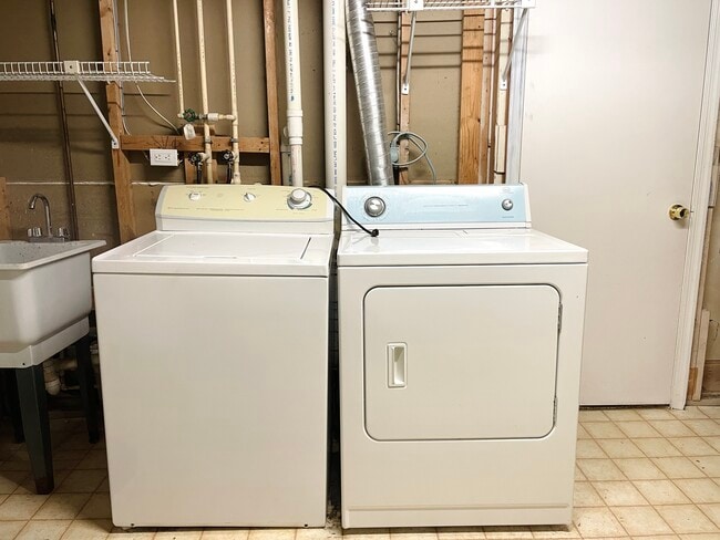 Building Photo - 9516 Dunbrook Ct