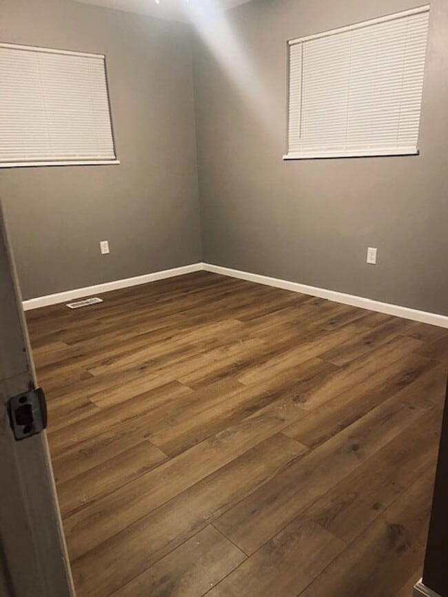 Building Photo - 3 Bedroom, 1 Bath House w/Attached Garage and Fenced Yard