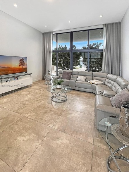 Building Photo - 16640 Sunset Way