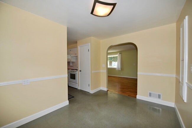 Building Photo - Charming 2 bed 1 bath bungalow with 2nd living room