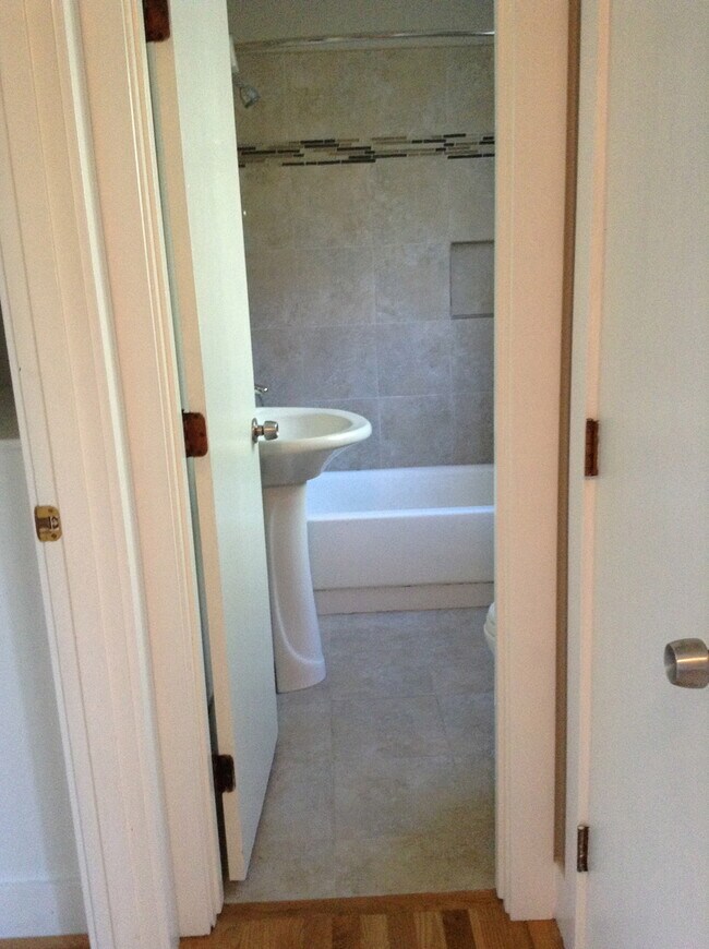 Building Photo - Lower 1 bed, off street parking, hardwoods...