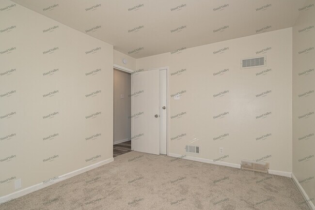 Building Photo - 205 Mc Alpine Dr