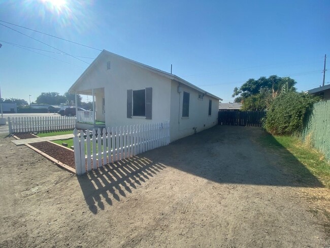 Primary Photo - 2 bedroom large yard ready to move in!