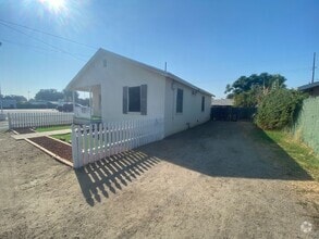 Building Photo - 2 bedroom large yard ready to move in!