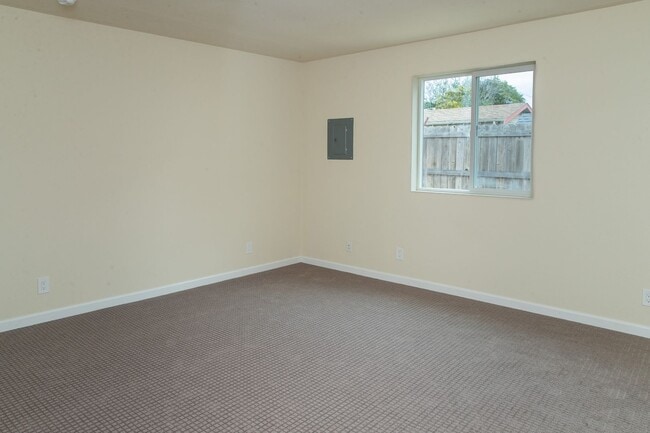 Building Photo - Available NOW 2 bed/1 bath in South Salinas