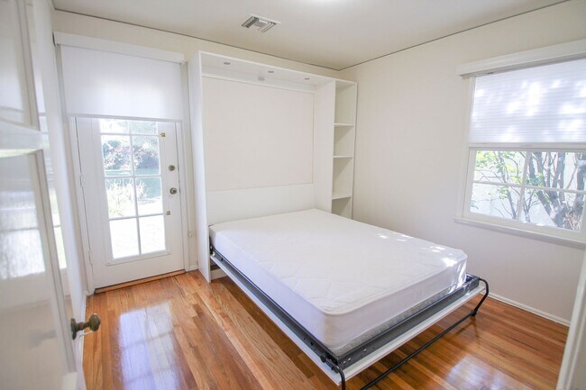 Building Photo - Remodeled 3-Bed Charmer Steps from Ventura Blvd