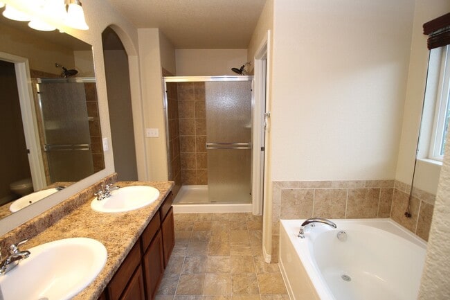 Building Photo - Beautiful 3bdrm 3bath home in Gold Hill Mesa