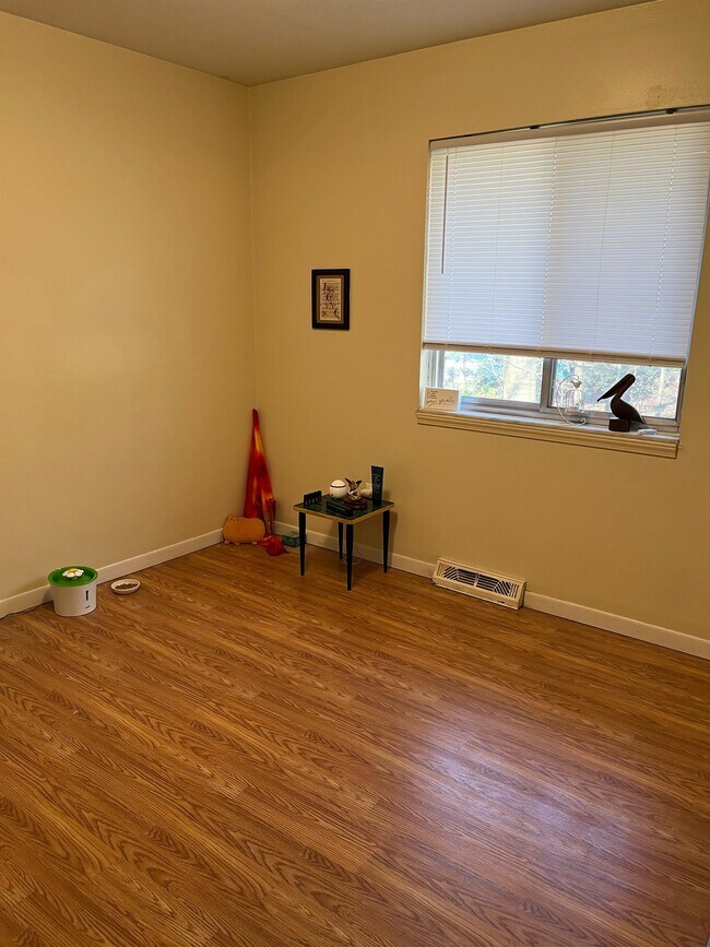 Building Photo - 484 Brentwood Dr